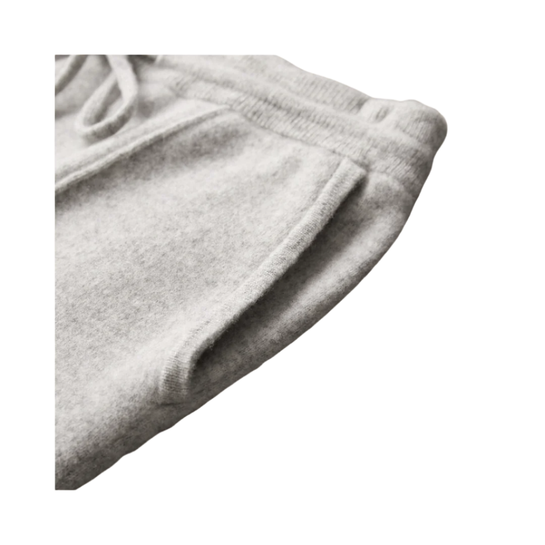 Men’s cashmere lounge pants with drawstring waistband and relaxed fit.