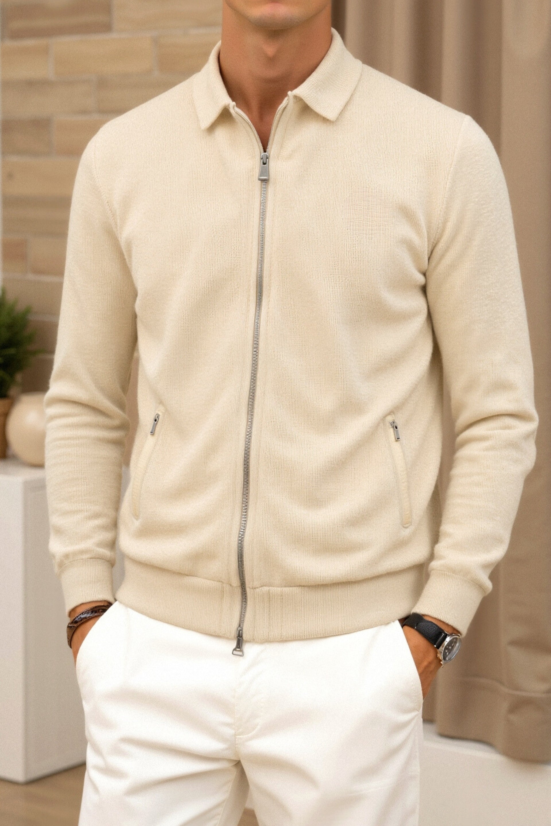 Men’s full-zip jacket with polo collar and zippered side pockets.